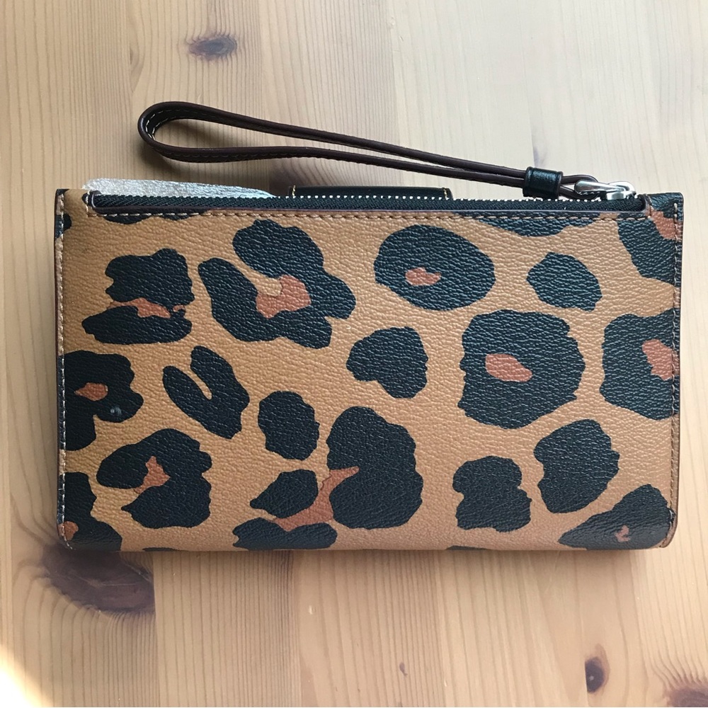 🥰 Coach Tech Wallet With Leopard Print And Signature Canvas Interior - Picture 6 of 10